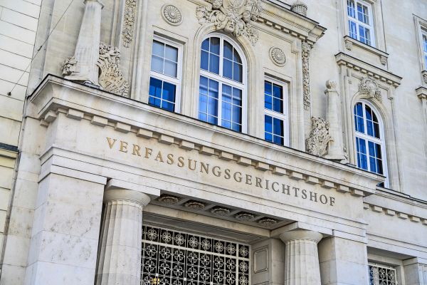 Soldatischer-Pferdeschwanz-vor-Verfassungsgerichtshof-am-Pr-fstand
