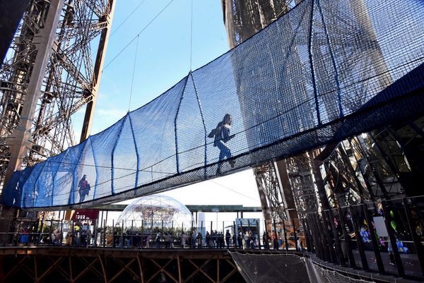 Der-Eiffelturm-hat-jetzt-eine-H-ngebr-cke