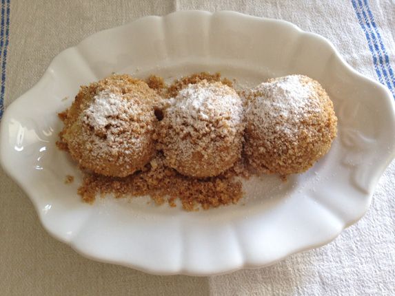 Zwetschkenknödel mit Schokofülle und Haselnussbröseln - Desserts ...