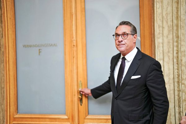 Bohrn-Mena-muss-sich-bei-HC-Strache-entschuldigen