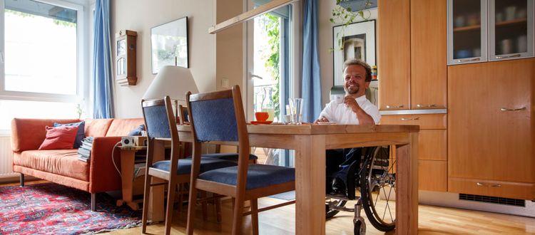 Andreas Pöschek sitzt im Rollstuhl und hat seine Wohnung in Wien-Simmering entsprechend angepasst.