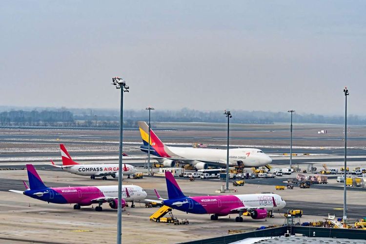 Vier Flugzeuge von unterschiedlichen Fluglinien am Flughafen Schwechat 