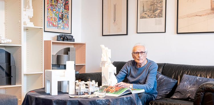 Helmuth Gsöllpointner in seiner Wohnung in Linz, wo er über Formen des Wohnens nachdenkt.