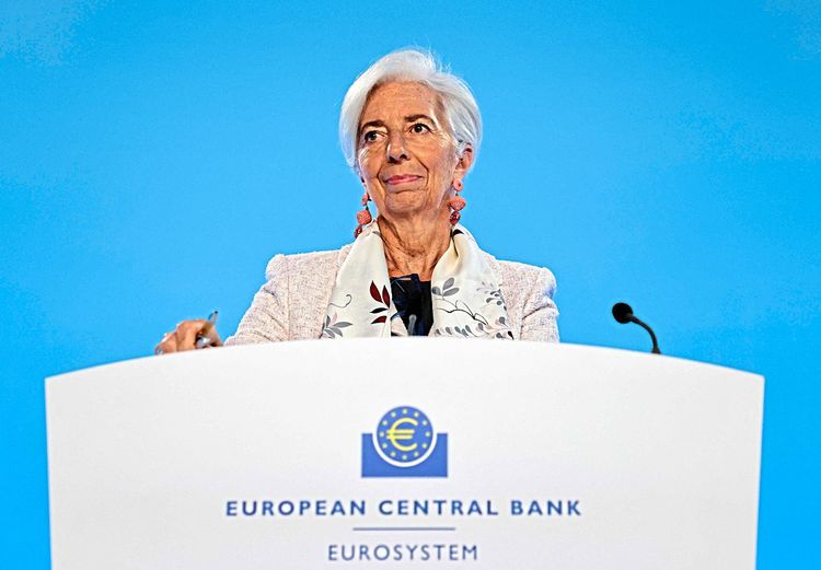 EZB-Chefin Christine Lagarde in der Pressekonferenz nach der Zinssitzung. Sie steht hinter einem Podium und spricht ins Mikrofon.
