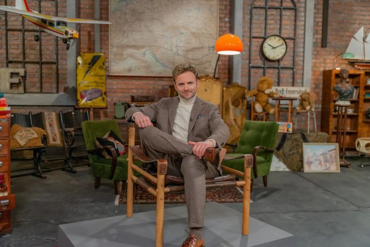 Willi Gabalier auf einem Sessel im TV-Studio
