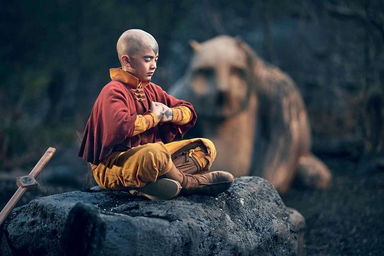 Der letzte Luftbändiger Aang ist in einem Tempel mit Mönchen aufgewachsen.
