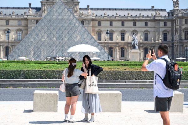 Louvre-Personal-am-Limit-Touristen-vor-geschlossenen-T-ren
