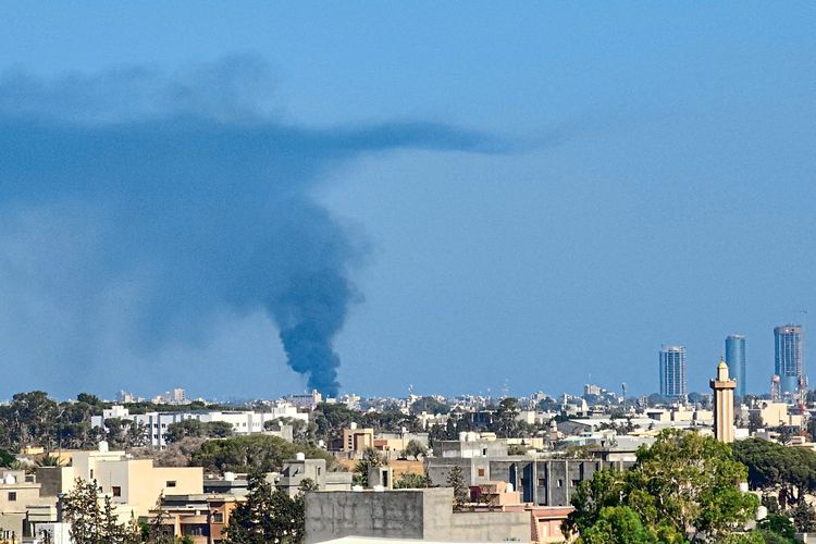 Schwerste Kämpfe in Tripolis seit Jahresanfang, dunkler Rauch über Tripolis.