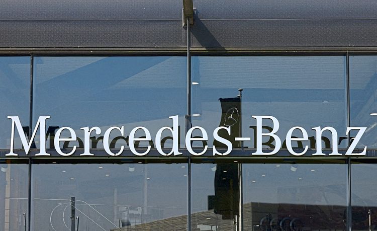 Mercedes-Benz-Schriftzug auf Glasfront