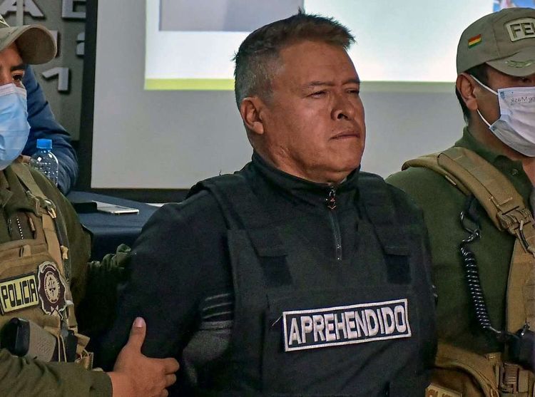 Der ehemalige General Juan Jose Zuniga wird abgeführt