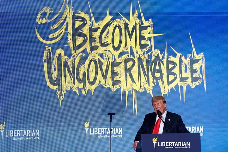 Trumps Auftritt beim Parteitag der Libertären, dahinter die Aufschrift 
