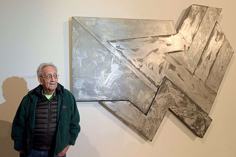 Frank Stella vor einem Kunstwerk