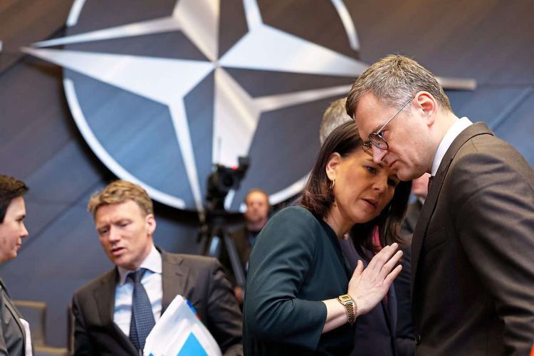 Die deutsche Außenministerin Annalena Baerbock im Gespräch mit ihrem ukrainischen Kollegen Dmytro Kuleba. Sie begrüßt die geplante Nato-Hilfe für die Ukraine.