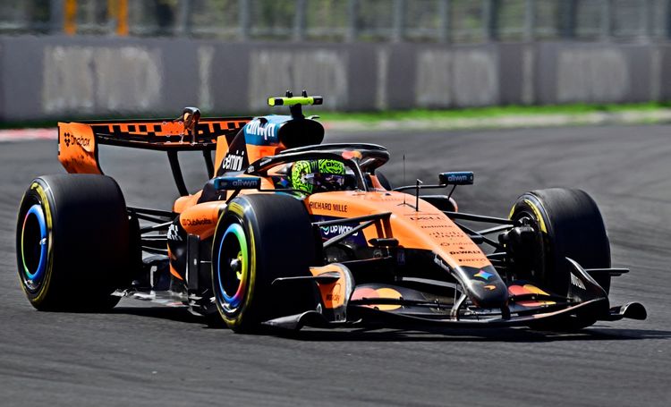 Ein orangefarbenes McLaren-Formel-1-Auto während des Großen Preises von Ungarn 2026 auf dem Hungaroring in Budapest, gefahren auf der Strecke.
