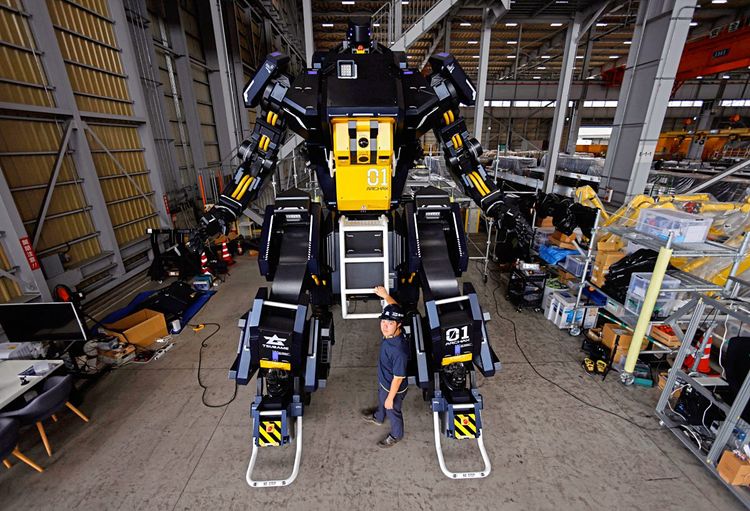CEO Ryo Yoshida posiert für ein Foto mit Archax, einem riesigen, von Menschen gesteuerten Roboter, der von seinem Start-up-Unternehmen Tsubame Industries entwickelt wurde.