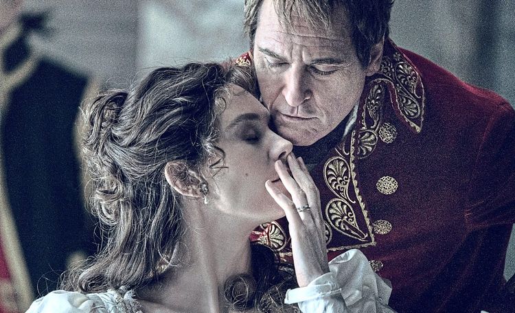 Eine bürgerliche Interessengemeinschaft, erotisch verbrämt: Frankreichs Kaiser Napoleon (Joaquin Phoenix) und seine Josephine (Vanessa Kirby).