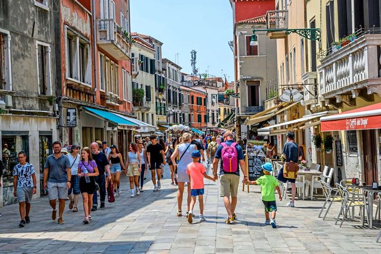 Menschenmassen in Venedig: Mit dem neu eingeführten Tagesticket will die Stadtregierung die Touristenströme besser lenken.