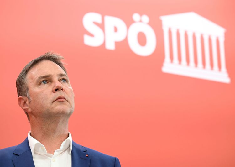 Andreas Babler vor einer roten Wand, auf der SPÖ steht