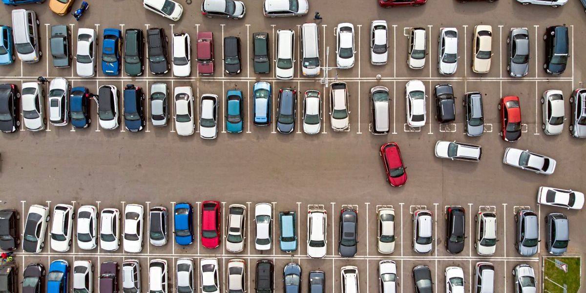 Wie parkende Autos die Hitze in der Stadt verstärken - Technik -   › Wissen und Gesellschaft