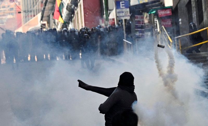 Proteste in Bolivien spitzen sich zu, Banken schließen Filialen