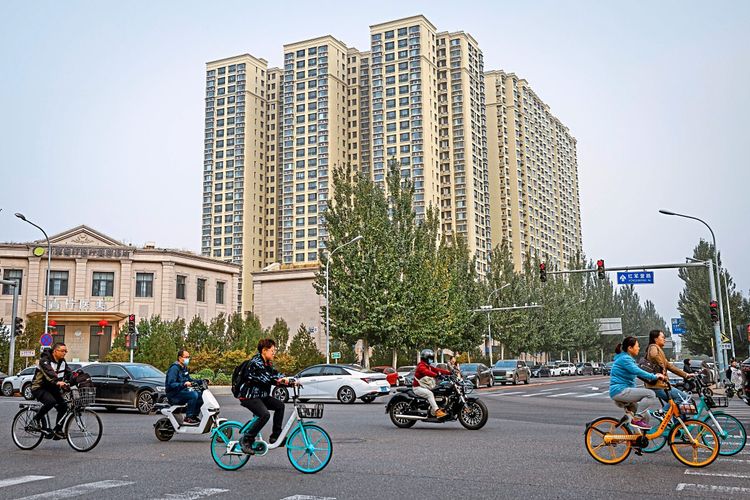 Autofahrer überqueren eine Kreuzung entlang eines Evergrande-Wohnkomplexes in Peking.