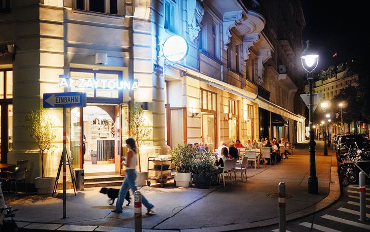 Groß und hell und innen plüschig: Das neue libanesische Restaurant Al Zaytouna am Wiener Stubenring.