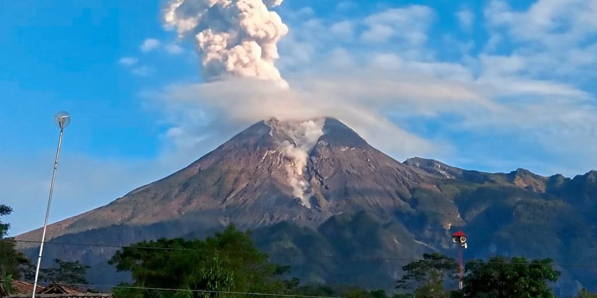 Vulkan Merapi Auf Indonesischer Insel Java Ausgebrochen - Weltchronik ...