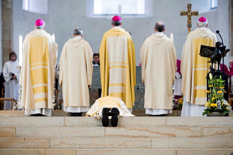 Lieber Vatikan, lasst unseren Pfarrer doch Frau und Kinder haben
