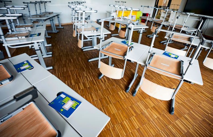 Blick in eine leere Schulklasse in Wien mit aufgestellten Stühlen auf den Tischen, kurz vor Schulbeginn, aufgenommen am 29. August 2025.