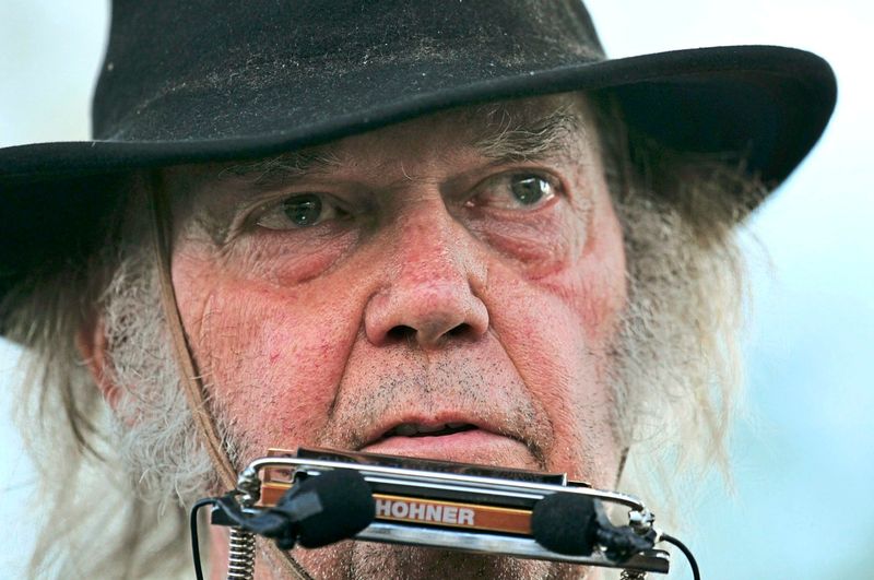 Neil Young entzieht seine Musik Amazon und schenkt sie den Grönländern
