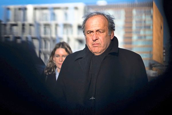 Einbrecher-erbeuteten-bei-Michel-Platini-Medaillen-und-Troph-en