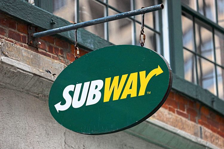 Ein Subway-Schild an einem Subway-Lokal.