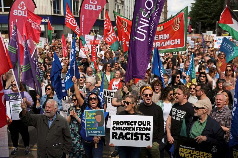 Tausende Menschen demonstrierten in Belfast gegen rechte Gewalt