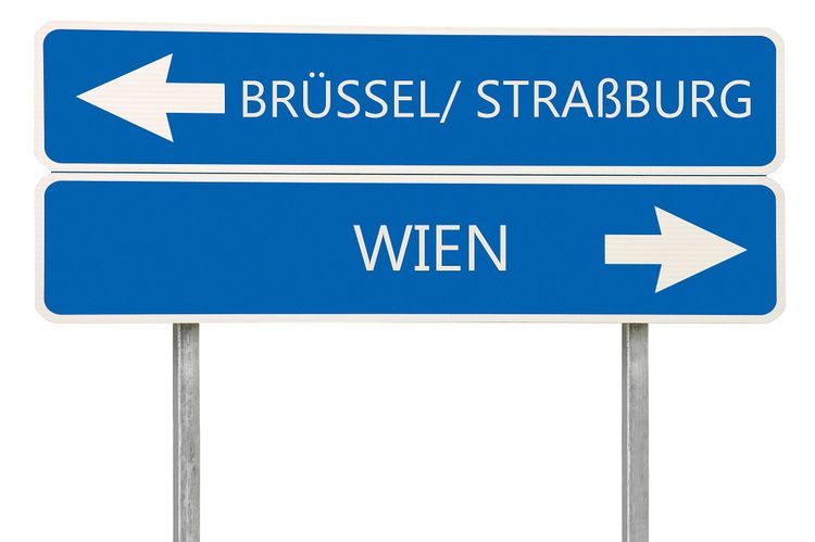 Straßenschild mit Pfeilen nach links (Brüssel/Straßburg) und rechts (Wien)