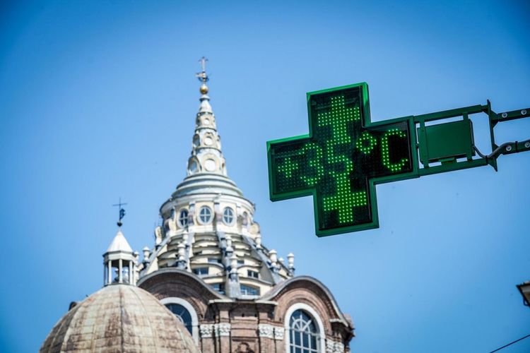 Thermometer zeigt 35 Grad während einer Hitzewelle in Turin, Italien