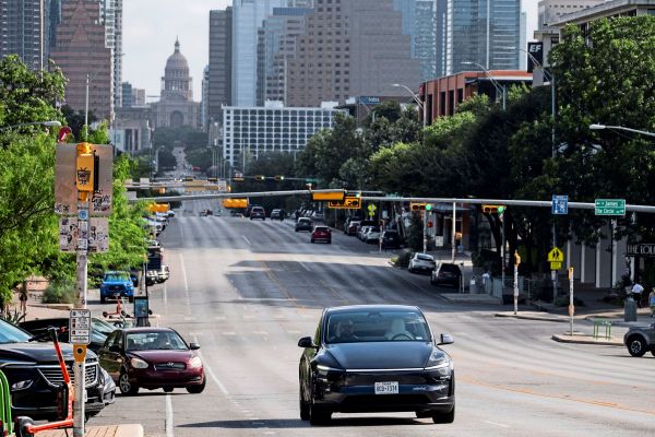Teslas-Robotaxi-Dienst-startet-in-Houston-und-Dallas-ein-kleines-bisschen-zumindest