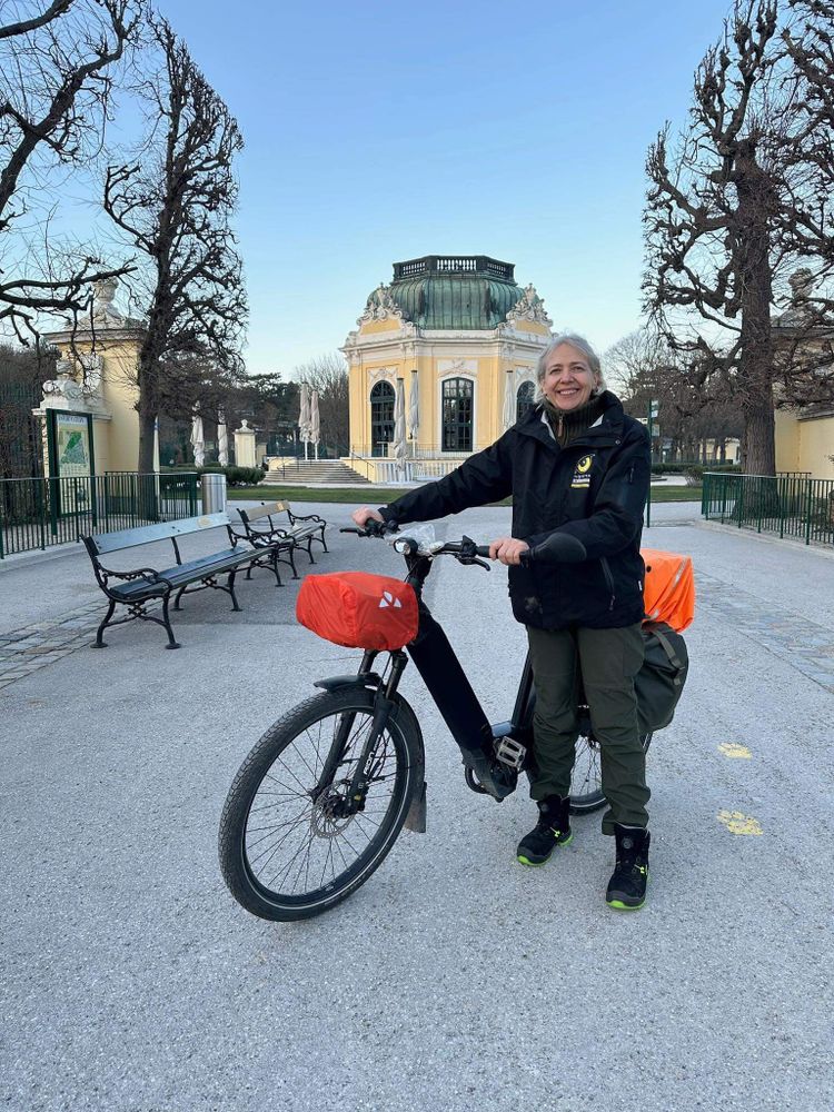 Eine Frau mit einem E-Bike in Schönbrunn.