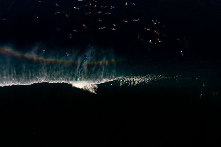 Ocean Adventure Photographer of the Year ist Todd Glaser (Hawaii). Beim Surfen in der berühmten Banzai Pipeline von North Shore erscheint ein Regenbogen am Rand der Welle. 