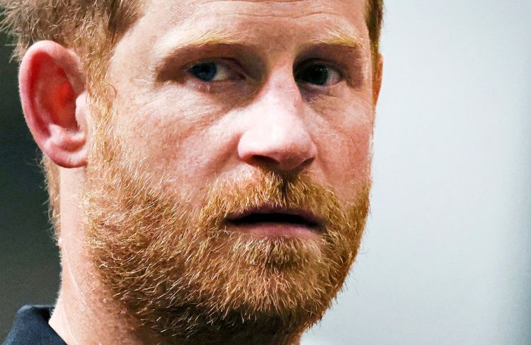Ein Mann mit rotblondem Bart und ernstem Gesichtsausdruck, fotografiert vor einem neutralen Hintergrund.