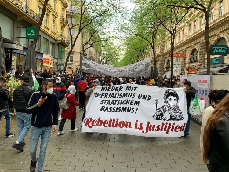 Transparent mit Porträt von Leila Chaled auf einer Demonstration in Wien 