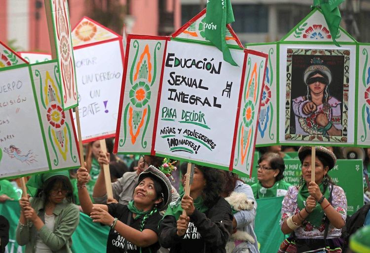 Feministinnen demonstrieren in Lima unter dem Motto 