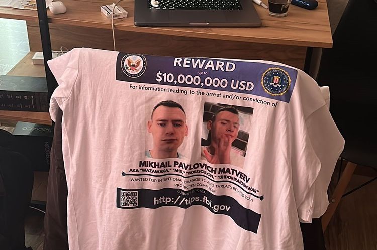 Das Bild zeigt ein T-Shirt mit dem Fahndungsplakat eines Hackers