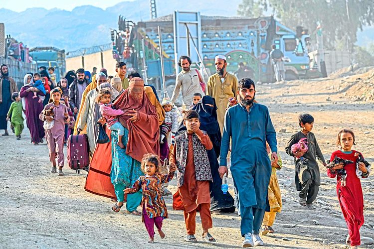 Afghanische Geflüchtete gehen in Richtung afghanisch-pakistanischen Grenzübergang.