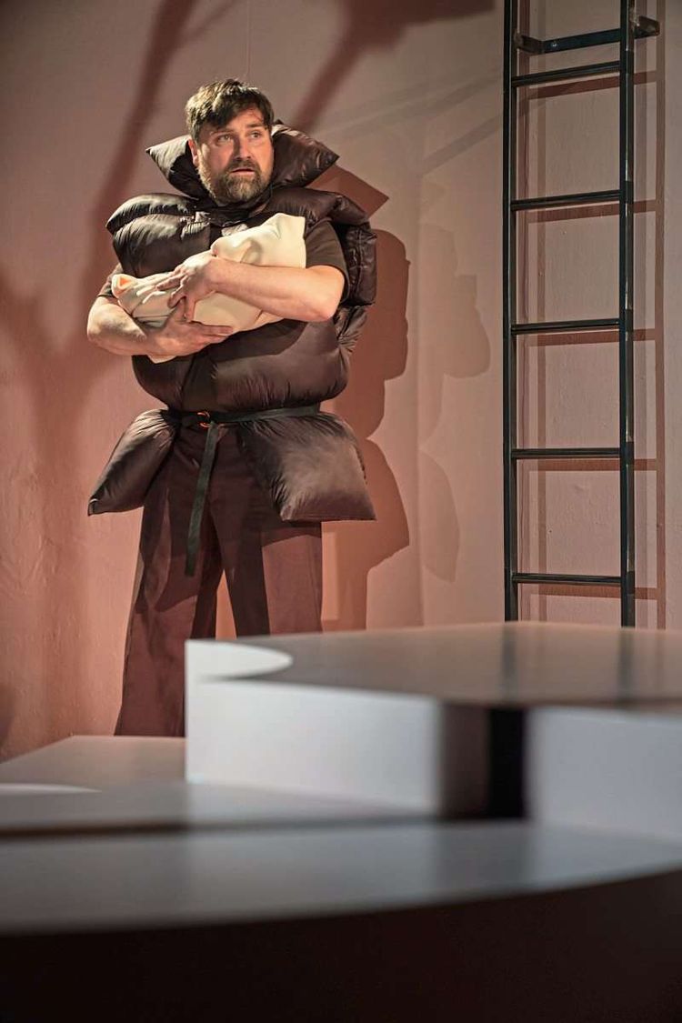Ein junger Vater (Sebastian Thiers), traumatisiert durch den plötzlichen Tod der Kindsmutter, wird in Dennis Kellys Stück 