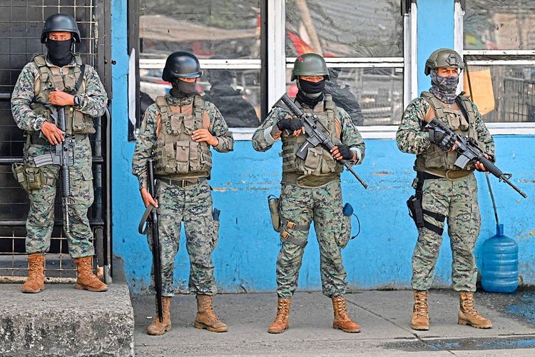 Militär vor dem Gefängnis Guayaquil
