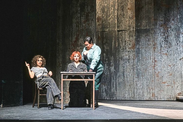 Drei Personen in einer Bühnenszene des Musicals 