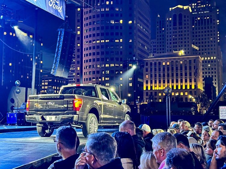 Menschenmenge bei der Präsentation eines Ford F-150 anlässlich einer Autoshow in Detroit, Michigan.