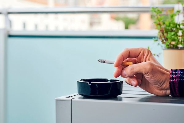 Pro-Kontra-Rauchen-auf-dem-Balkon-verbieten