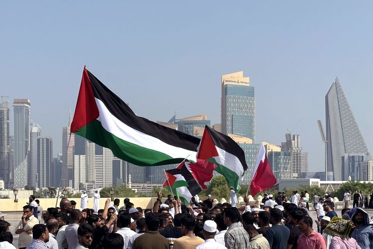 Eine propalästinensische Demonstration vor der Skyline der katarischen Hauptstadt Doha.