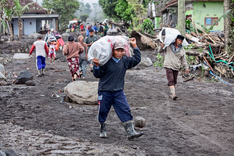 Vulkanausbruch in Indonesien: Hunderte brachten sich in Sicherheit